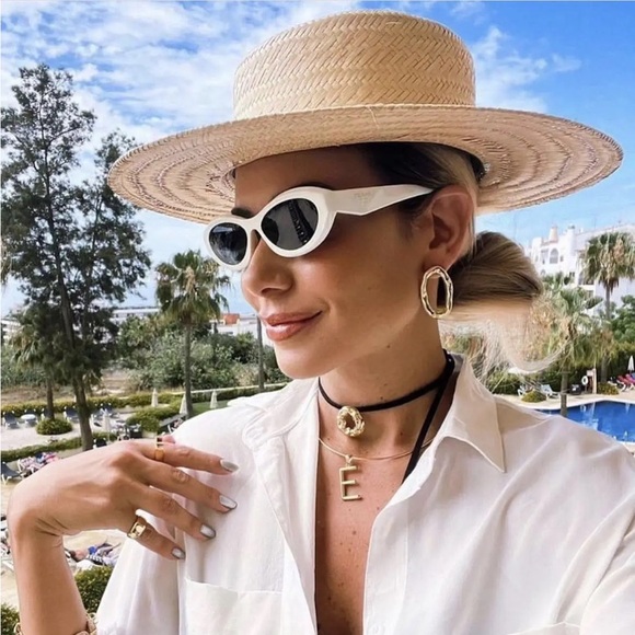 White captivating cat eye sunglasses summer choice like new oval